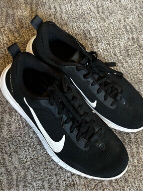 Nike Black Sneaker with White Size Tag Detail